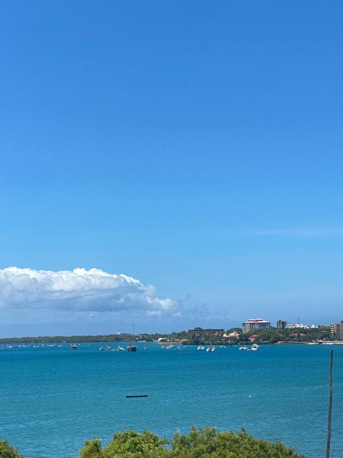 Beachfront M. A.Apartment Дар ес Саалам Екстериор снимка