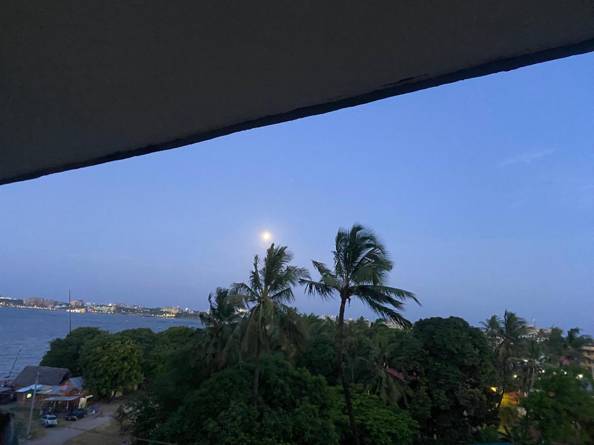 Beachfront M. A.Apartment Дар ес Саалам Екстериор снимка